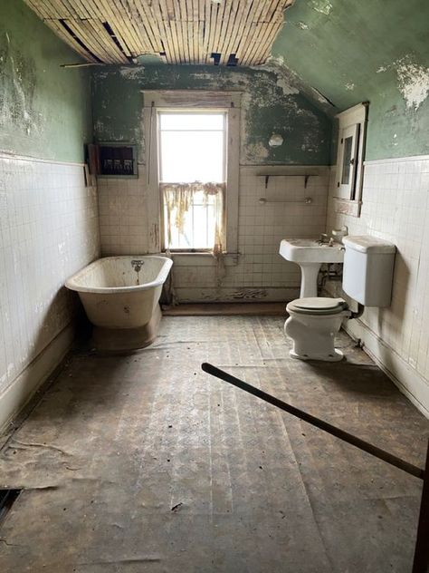 Old Mansion Aesthetic, Creepy Bathroom, Abandoned Bathroom, Horror Bathroom, Abandoned Malls, Mansion Aesthetic, 1940 Style, Dark Bathroom Ideas, Old Sink