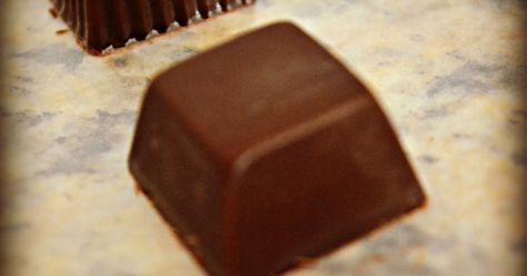 Do you remember Ice Cubes?  They were delicious!  So creamy.....and they melted in your mouth as soon as you put them on your tongue (and o... Chocolates Recipe, Ice Cube Candy, Ice Cube Recipe, Ice Cube Chocolate, Chocolate Candy Recipes, Candy Truffles, Thm Desserts, Chocolate Ice, Homemade Candies