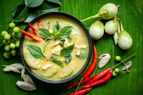 Photo green curry chicken cuisine asian ... | Premium Photo #Freepik #photo #thai-curry #chicken-soup #curry #vegetable-soup Soup Curry, Food Thai, Green Curry Chicken, Green Curry, Thai Curry, Herbs And Spices, Thai Food, Vegetable Soup, Curry Chicken