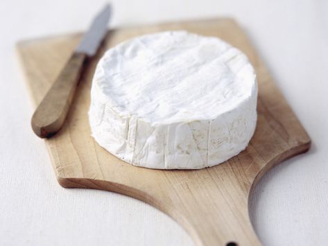 Uh Oh, You’ve Been Slicing Brie All Wrong | Etiquette experts share the right way to cut the cheese. How To Eat Brie, Pinwheel Sugar Cookies, Fancy Cheese, Brie Bites, Brie Recipes, French Cheese, Healthy Recipes Easy Snacks, Charcuterie Cheese, Brie Cheese