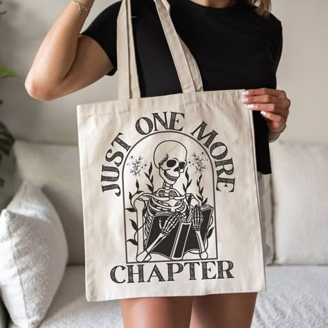 Cricut Library Bag, Tote Bag Book Design, Bookish Tote Bag, Book Bag Ideas, Book Totes, Book Worm Gifts, Book Themed Gifts, Bag For Books, Library Bags