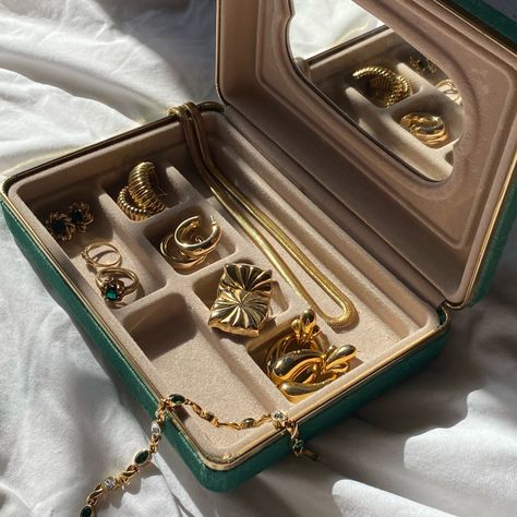 Gold Jewelry Box Aesthetic, Antique Jewelry Box Aesthetic, Vintage Jewellery Box Aesthetic, Vintage Jewelry Box Aesthetic, Jewellery Box Aesthetic, Dainty Jewelry Aesthetic, Jewelry Box Aesthetic, Glow Up Aesthetic, Aesthetic Chanel