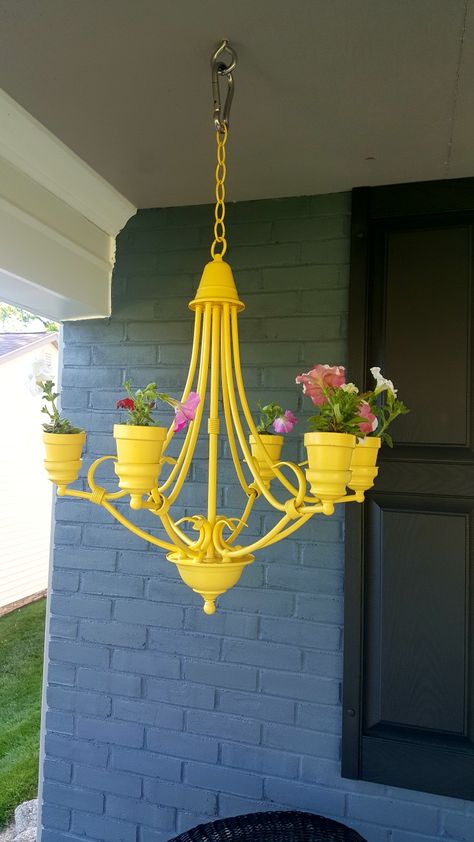 Chandelier Planter, Chandelier Makeover, Chandelier Ideas, Old Chandelier, Solar Light Crafts, Diy Lampe, Outdoor Chandelier, Diy Chandelier, Have Inspiration