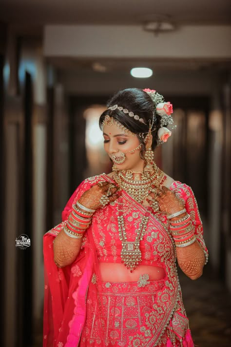 Bride Pose With Lehenga, Bride Ghagra Poses, Girly Photography Wedding, Indian Wedding Bride Poses, Bride Closeup Poses, Bride Stills Indian, Bridal Single Poses, Singal Dulhan Pose, Bride Poses Indian Wedding