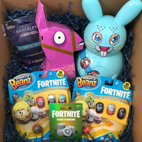 Inside the Fornite Easter Basket ~ more Fortnite goodies Fortnite Easter Basket, Gamer Easter Basket Ideas, Diy Easter Nails, Diy Easter Cards, Easter Gift Ideas, Diy Photography Props, Diy Easter Gifts, Easter Basket Ideas, Style Web