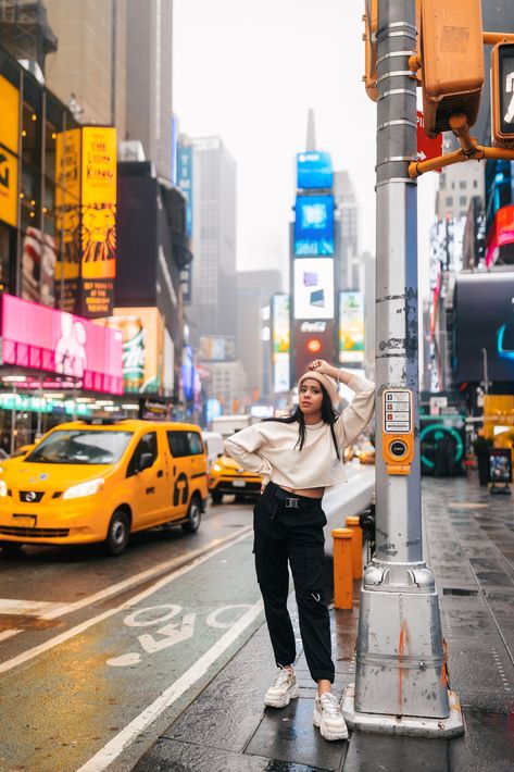 Girl on Times Square with Taxi Time Square New York Photo Ideas, Time Sqaure Photoshoot, Time Square New York Poses, Time Square Outfit Winter, Timesquare Photo Ideas, Time Square Poses, Time Square Pictures Ideas, Time Square New York Photography, Times Square Pictures Ideas Night