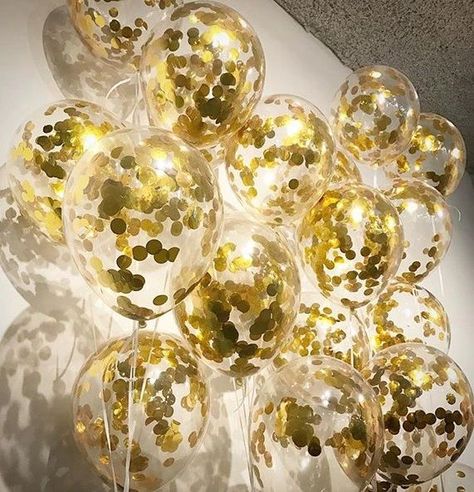 Gold 13 Balloons, Golden Food Party, Gold And White Party Theme Decor, Sweet Sixteen Champagne Theme, Golden Hour Hoco Theme, Golden 17th Birthday Ideas, Gold Bday Decorations, Gold Birthday Party Aesthetic, Sweet 16 Decorations Gold