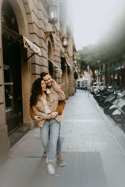 Couples Poses Street Style, Couple Photos In The City, Photo Shoot Ideas For Couples, Downtown Couple, City Couples Photography, Couples Downtown, Couples City, London Couple, Street Couple