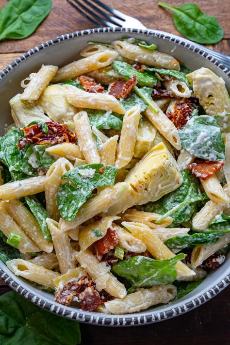 Spinach and Artichoke Pasta Salad Spinach And Artichoke Pasta, Healthy Delicious Dinner, Artichoke Pasta Salad, Closet Cooking, Artichoke Pasta, Artichoke Recipes, Creamy Spinach, Drink Recipe, Salad Bar