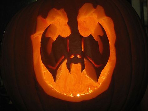 Upside Down Bat Pumpkin Carving, Bat Jack O Lantern Ideas, Bat Jack O Lantern, Cool Carved Pumpkins, Bat Pumpkin Carving Ideas, Bats Pumpkin Carving, Goth Pumpkin Carving Ideas, Pumpkin Carving Ideas Bat, Bat Jackolantern