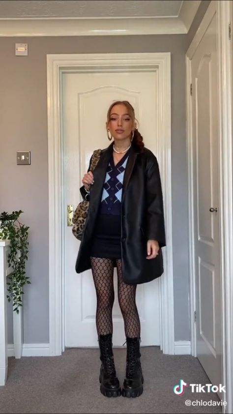 Gen Z Clubbing Outfit, Gen Z Autumn Outfits, Cold Weather Outfits Gen Z, Going Out Outfits Gen Z, Grunge Mini Dress For Fall, Soiree Outfit, Sixth Form Outfits, Autumn Outfit, Blazer Outfits