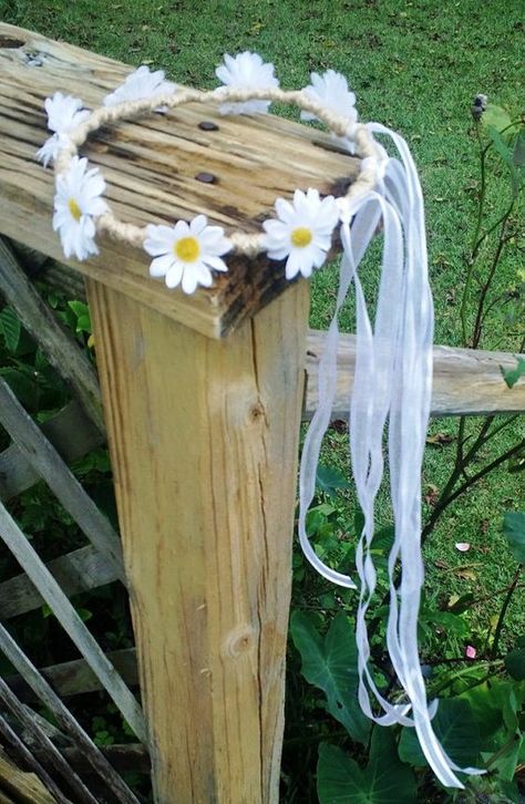 Flower Girl Hair Wreath, Lantana Plant, Rustic Wedding Hairstyles, Daisy Party, Daisy Hair, Flower Girl Bouquet, Daisy Wedding, Hair Wreath, Flower Girl Hairstyles