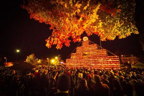 20,000 pumpkins are on display for this event, including the 34-foot tall NH Pumpkin Festival Laconia, October 22...jack-o-lantern tower. The day is packed full of pumpkin fun for the whole family, and the idea is amazing after dark when all the Jack-o-lanterns light up. England In October, England Activities, England Bucket List, Harvest Festival Ideas, Pumpkin Tree, New England Trip, Autumn Travel, Pumpkin Festival, England Road Trip