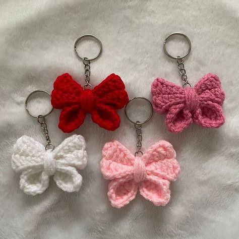 Pink Crochet Bag, Keychains Crochet, Crochet Keychain Pattern, Crochet Bows, Crochet Business, Pink Crochet, Bag Charms, Crochet Keychain, Cute Keychain