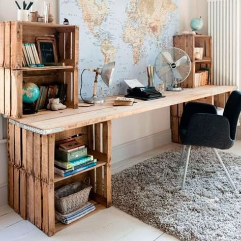 Bureau en bois DIY réalisé avec des caisses en bois, des planches pour le plateau, chaise de bureau noir et carte du monde sur le mur Diy Wooden Desk, Diy Wood Desk, Rustic Home Offices, Astuces Diy, Organization Decor, Diy Desk, Wooden Desk, Desk Design, Home Office Design