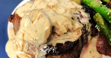 Steaks with Gouda Sauce Gouda Sauce, Cheese Sauce For Steak, Steak Recipes Pan, Gouda Cheese Recipes, Gouda Recipe, Steak Toppings, Smoked Gouda Cheese, Blue Cheese Salad, Smoked Gouda