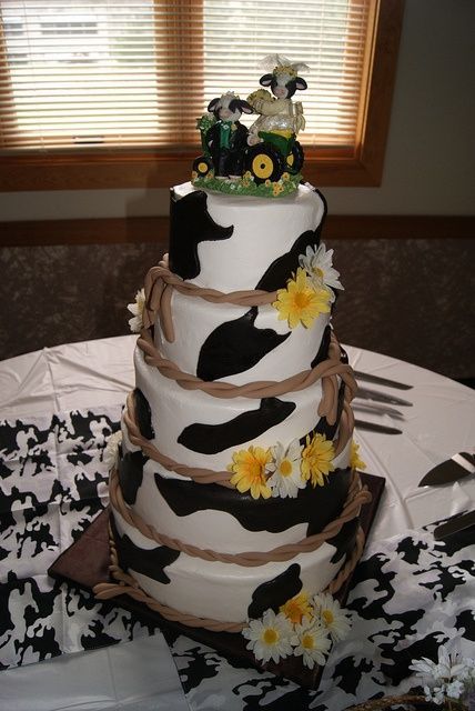 Cow Wedding Cake, Cow Wedding, Cow Birthday Cake, Barn Wedding Cakes, Animal Wedding, Cow Stuff, Cow Cakes, Western Birthday Party, Country Wedding Cakes