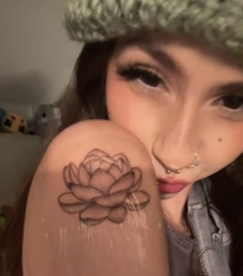 Nana tattoo Ren Flower Nana Tattoo, Loutish Flower Tattoo, Nana Tattoo Lotus Flower, Nana Lotus Flower Tattoo, Y2k Flower Tattoo, Nana Flower Tattoo, Nana Lotus Flower, Lotus Ear Tattoo, Nana Ren Flower Tattoo