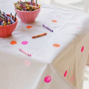 Polka Dot DIY Tablecloth Drop Cloth Tablecloth, Picnic Blanket Diy, Diy Tablecloth, Canvas Drop Cloths, Party Table Cloth, Home Decor Crafts, Drop Cloth, Tutorial Diy, Diy Party Decorations