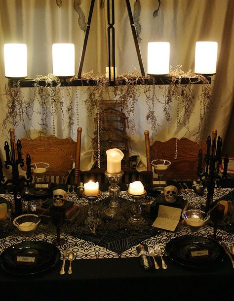 Vintage "Goth meets Glam" Dinner Party Goth Dining Room, Gothic Table, Halloween Dining Room, Halloween Table Settings, Halloween Tablescape, Halloween Party Dinner, Table Setting Decor, Halloween Dinner, Vintage Goth