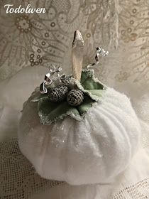 Shabby Chic Pumpkins, Fall Pumpkin Crafts, Thanksgiving Decorating, Pretty Pumpkins, Autumn Pumpkins, Easy Fall Crafts, Fall Arrangements, Fall Deco, Fall Thanksgiving Decor