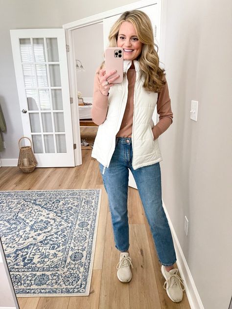 Womens White Vest Outfit, 2023 Vest Outfit, Jeans With Vest Outfit Women, Fall Vest Outfits 2023, Ivory Vest Outfit, White Fleece Vest Outfit, Cream Vest Outfits For Women, Sherpa Vest Outfits For Women, Women’s Vest Outfits