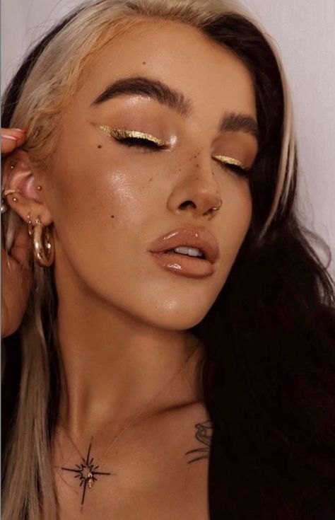 Sophia Floyd, Sophfloyd Outfits, Glitter Freckles Makeup, Boho Makeup Looks, Libra Makeup, Glossy Makeup Look, Iconic Makeup Looks, Sophie Floyd, Party Makeup Ideas