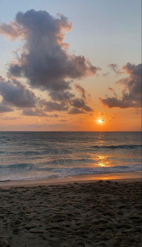 Sun Set On The Beach, Sun Set Aesthetic Beach, Golden Hour Beach Aesthetic, Golden Hour At The Beach, Ocean Golden Hour, Sema Core, Evening Beach Pictures, Evening Beach Aesthetic, Jaime Core