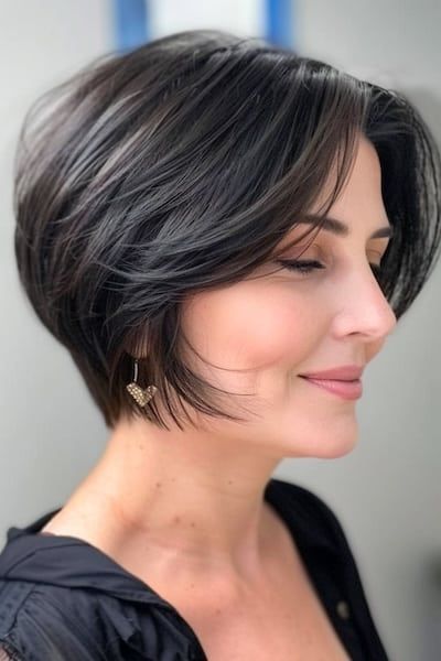 Stacked Bob Brunette, Bob Cut Natural Hair Black Women, Trendy Pixie Haircut, Angular Bob, Very Short Bob Hairstyles, Witch Painting, Layered Bob Haircuts, Pixie Bob Haircut, Classic Bob