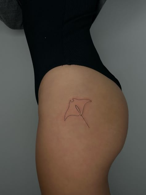 Manta Ray Tattoo Biology Tattoo, Marine Tattoos, Manta Ray Tattoo, Sea Life Tattoos, Underwater Tattoo, Small Animal Tattoos, Marine Tattoo, Animal Tattoos For Women, Stingray Tattoo