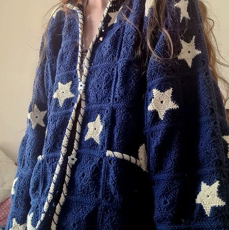 Crocheted a star jumper based on the one on pinterest and tiktok #crochet #tutorial Coraline Star Sweater Crochet, Mamma Mia Inspired Crochet, Things To Crochet Clothes, Crochet Ideas Cardigan, Star Crochet Ideas, Crochet Star Cardigan, Space Themed Crochet, Star And Moon Crochet, Star Sweater Crochet