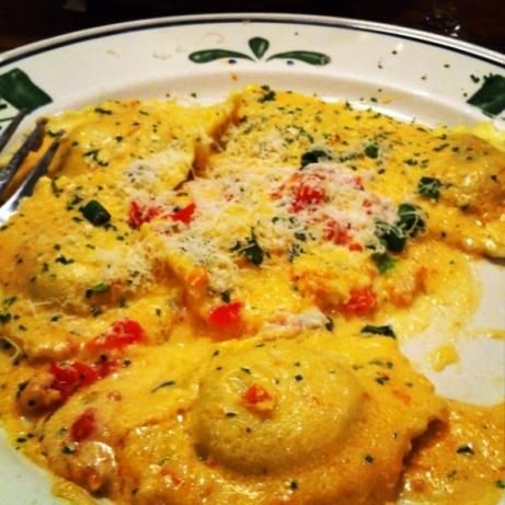 Olive Garden Ravioli Di Portobello / Stick to the sauce not the ravioli recipe! Portabella Mushroom Ravioli Recipe, Olive Garden Ravioli, Portabella Mushroom, Mushroom Ravioli, Sun Dried Tomato Sauce, Olive Garden Recipes, Italian Meals, Ravioli Recipe, Stuffed Portabella Mushrooms