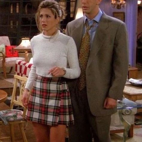 Everything Rachel Green Wore That We Would Totally Wear Now 1990s Fashion Party, Jennifer Aniston Friends, 90s Fashion Party, Early 90s Fashion, 90s Fashion Outfits Hip Hop, Tv Show Friends, 90s Icons, Rachel Green Outfits, Green Plaid Skirt