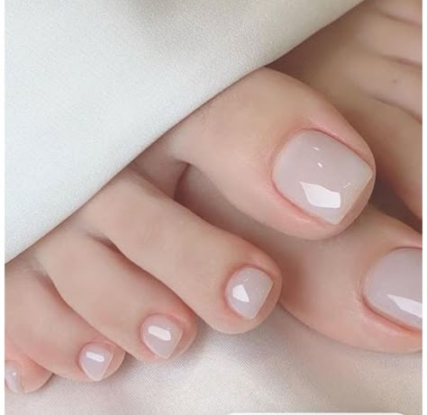 Natural Pedicures, Toe Nail Gel Ideas, Milky Pedicure, Natural Pedicure Ideas, Classy Toe Nail Colors, Pedicure Ideas Summer 2024, Korean Pedicure, Feet Nails Ideas, Foot Nails Ideas