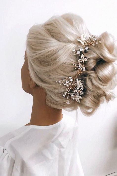 A boho bridal style feels totally perfect for any bride. I’m digging this one for wedding day hair. Keep it to your board Beautiful Wedding Hair, Romantic Updo, Elegant Updo, Sleek Ponytail, Hair Collection, Boho Bridal, Loose Curls, Boho Hairstyles, Dreamy Wedding