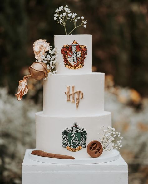 Le mariage Franco-Peruvien de Celia et Cintia, sur le thème d’Harry Potter 🖤🫶🏼 L’amour n’a pas de frontière, de genre ou de barrière 🫶🏼 SOYEZ ☀️ VOUS #mariageharrypotter #babymandrake #harrypottercake #mariagelesbien #mariagelgbt #mariagelgbtq #mariagelgbtplus #mariagelgbt🏳‍🌈 #fairepartharrypotter #mariageserpentard #mariagegryffondor #bebemandragore #gateauharrypotter Harry Potter Wedding Cake Elegant, Harry Potter Fall Wedding, Subtle Harry Potter Wedding, Boda Harry Potter, Harry Potter Bride, Harry Potter Wedding Cake, Wedding Preparation Photos, Harry Potter Cupcakes, Harry Potter Wedding Theme