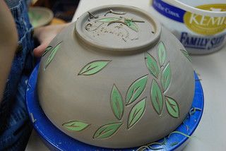 Clay Pottery Ideas, Carving Pottery, Clay Carving, Pottery Carving, Carved Pottery, Pottery Decoration, Ceramic Cutlery, Glazing Ideas, Pottery Patterns