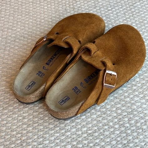 Birkenstock Boston soft footbed in the Mink color. Mink Birkenstock Clogs, Birkenstock Boston Colors, Mink Birkenstock Clogs Outfit, Boston Shoes, Birkenstock Clogs Outfit, Birkenstock Boston Outfit, Boston Birkenstock, Birkenstock Boston Soft Footbed, Boston Soft Footbed