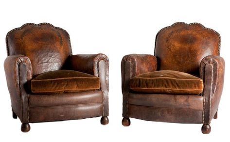 Worn leather chairs.. with soft, supple velvet cushions English Hunting Decor, Vintage Leather Chair, French Library, English Hunting, Eclectic Decor Vintage, Library Chair, Studying Library, Hunting Decor, Club Armchair