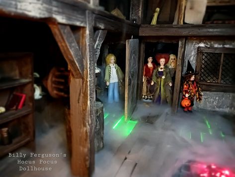 Hocus Pocus dollhouse Hocus Pocus Miniatures, Sanderson Sisters Cottage, Hocus Pocus House, Haunted House Diy, Sanderson Sisters, Witch Doll, Miniature Rooms, Haunted Houses, Hocus Pocus