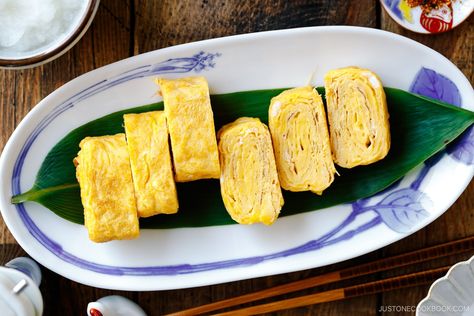 3-Ingredient Simple Tamagoyaki Tamagoyaki Recipe, Rolled Omelette, Easy Japanese Recipes, Omelette Recipe, Bento Recipes, Japanese Recipes, Japanese Sweet, Main Dish Salads, Japanese Cooking