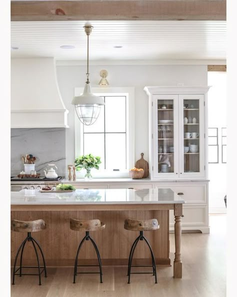 Visually Stunning Yet Functional and Comfortable Homes 8 Kitchen Color Combos, Kitchen Hood, Dream Kitchens Design, New House - Kitchen, Kitchen Designs Layout, Built In Furniture, New House Kitchen, Home Luxury, Modern Farmhouse Kitchens