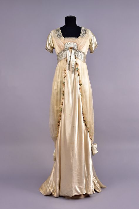 Evening Dress House of Worth c.1910s Whitaker Auction 1910 Evening Gown, Historical Fashion Victorian, 1910s Dress, Outfits 20s, Gaun Abad Pertengahan, House Of Worth, Historical Clothes, Silk Evening Gown, Cruise Fashion