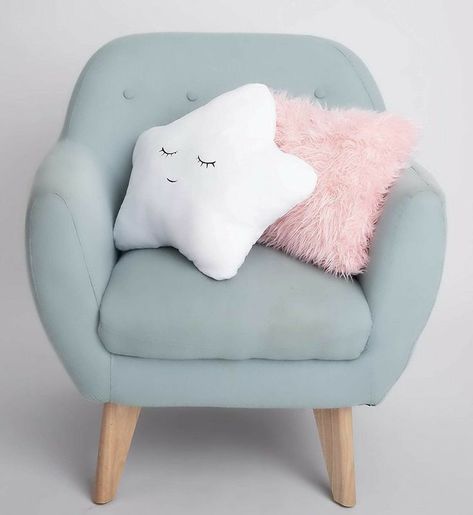 Cute Soft Pillows, Cute Things For Room Decor, Bedroom Ideas For Girls 6-8, Fluffy Pillows Bedroom, Pillows On Bed Aesthetic, Cute Pillows For Bed, Cute Pillows Bedroom, Cute Chairs For Bedrooms, Cute Decorations For Bedrooms