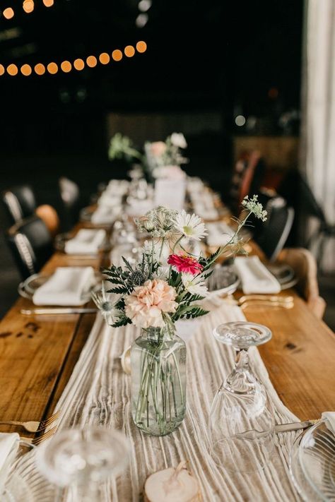 rustic chic wedding tablescape with gauzy table runner and bud vases Diy Sweetheart Table, Wedding Backdrop Ceremony, Rustic Chic Wedding Decor, Farm Table Wedding, Cheap Wedding Table Centerpieces, Sweetheart Table Backdrop, Chic Wedding Decor, Table Backdrop, Elegant Wedding Centerpiece