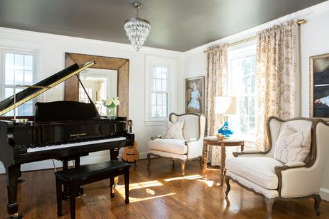 White dove walls and kendall charcoal ceiling Dark Ceilings, Piano Room Design, Grand Piano Living Room, Grand Piano Room, Painting The Ceiling, Piano Room Decor, Piano Living Rooms, Music Room Design, Painted Ceilings