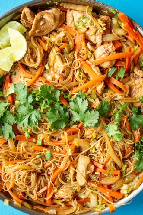 Chicken Vermicelli Noodles – Beat The Budget Vermicelli Stir Fry Chicken, Vermicelli Chicken Recipes, Vermecilli Noodles Easy Recipes, Chicken Vermicelli Recipes, Vermacheli Noodles Recipes, Vermicelli Rice Noodle Recipes, Vermicelli Recipes Easy, Ramen And Rice, Stir Fry Meals