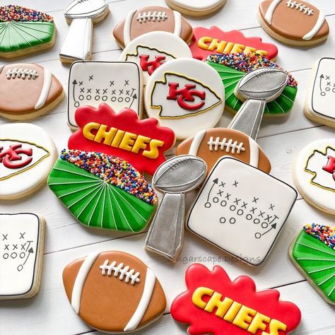 Football Party Cookies, Chiefs Cookies, Football Sugar Cookies, Super Bowl Cookies, Heart Cookies Recipe, Superbowl Party Decorations, Superbowl Desserts, Sports Themed Cakes, Christmas Sugar Cookies Decorated