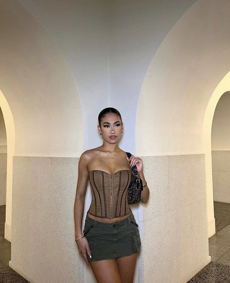 Fit Baddie, Mini Skirt Ideas, Cute Summer Outfits Casual, Cargo Skirt Outfit, Mode Poses, Black Dress Outfit Casual, Concert Outfit Inspo, Weekly Vlog, Cook With Me