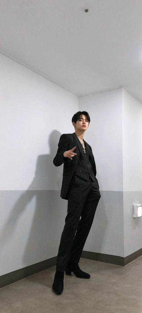 txt choi yeonjun phone wallpapers lockscreen unedited full body Yeonjun Full Body Photo, Yeonjun Txt, Choi Yeonjun, Body Proportions, Vest Blazer, Body Picture, Casual Black, Formal Attire, Formal Outfit